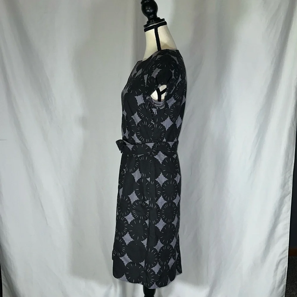 Boden • Purple Grey Black Floral Patterned Dress W/Belt Size 6R - Picture 3 of 13